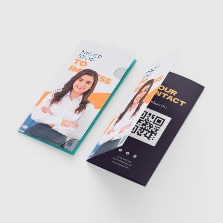 Dépliants avec fermeture autocollante pour une communication sécurisée et élégante